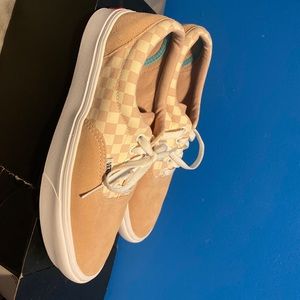 Brand new pink vans ,, size 8.5 mens